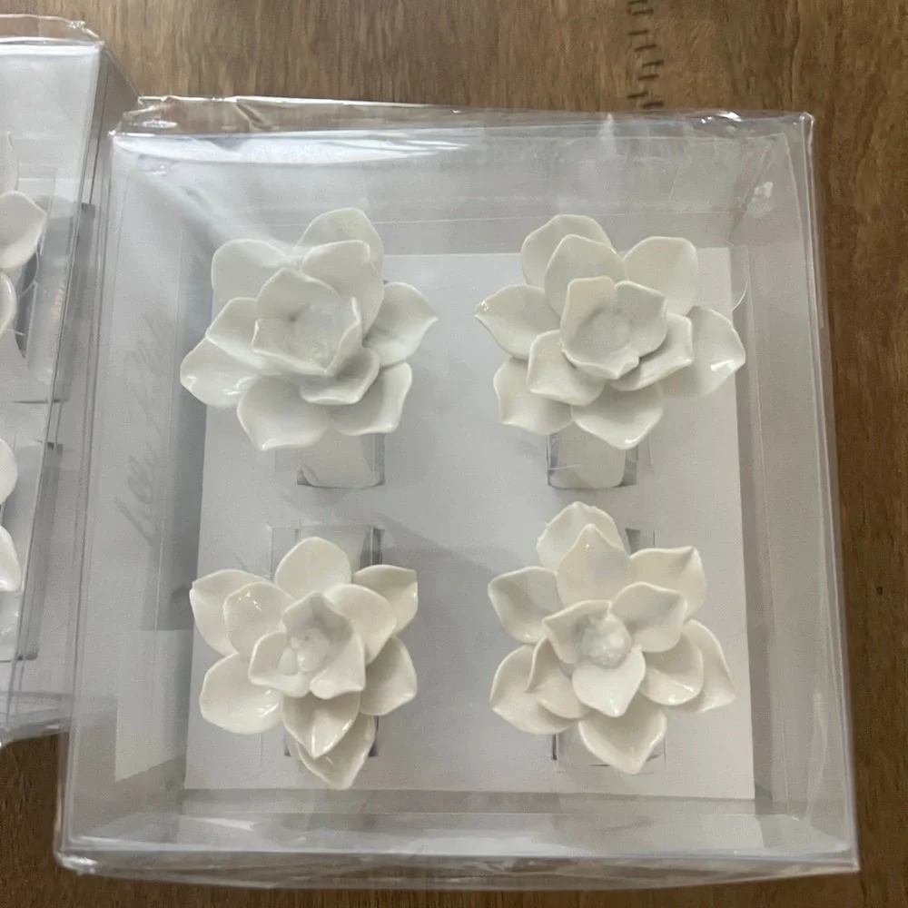 NIB Set of 4 Lilly Pulitzer White Lotus Floral Ceramic Napkin Rings